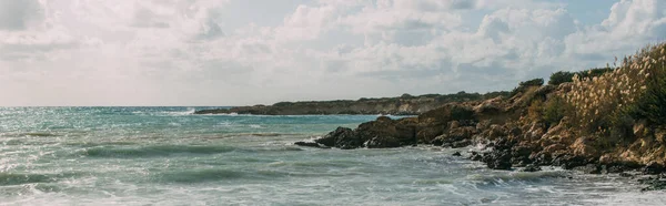 Tiro panorâmico da costa perto do mar Mediterrâneo contra o céu azul — Fotografia de Stock