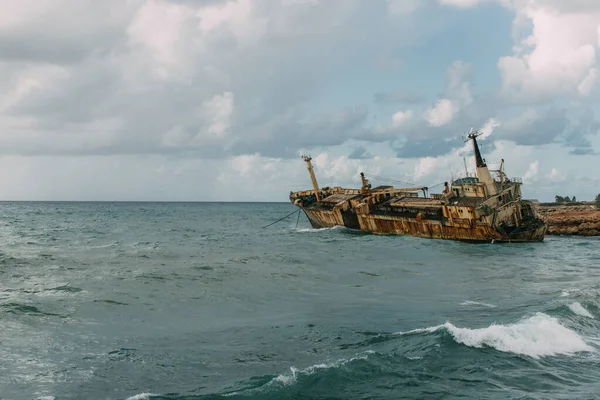 Barco oxidado en aguas azules del mar mediterráneo - foto de stock