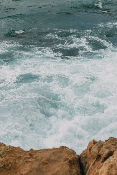 Acqua blu del mare mediterraneo vicino a rocce bagnate a Cipro — Foto stock