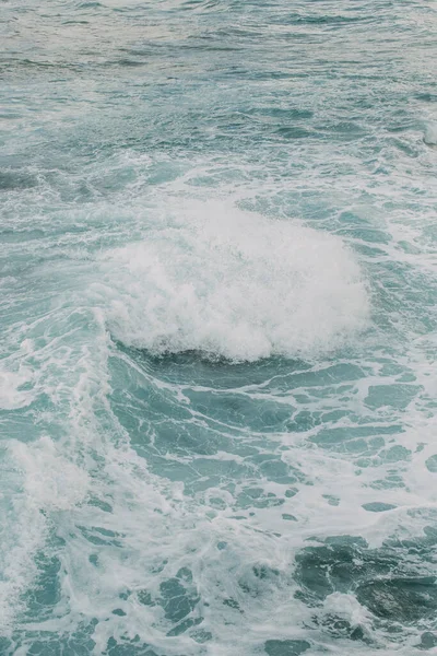 Espuma en agua azul del mar mediterráneo en cyprus - foto de stock