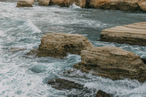 Pedras molhadas perto da água do mar Mediterrâneo — Fotografia de Stock