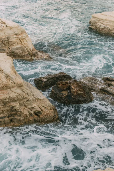 Roches humides dans l'eau de la mer Méditerranée à Cyprus — Photo de stock