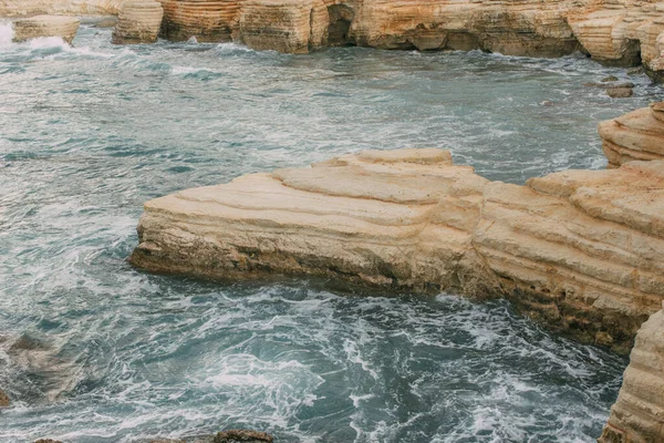 Pierres humides dans l'eau de la mer Méditerranée à Cyprus — Photo de stock