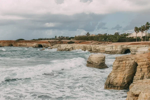 Costa del mar mediterráneo contra el cielo con nubes - foto de stock