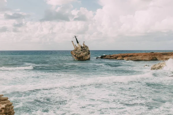 Rusty ship in blue water of mediterranean sea — Stock Photo