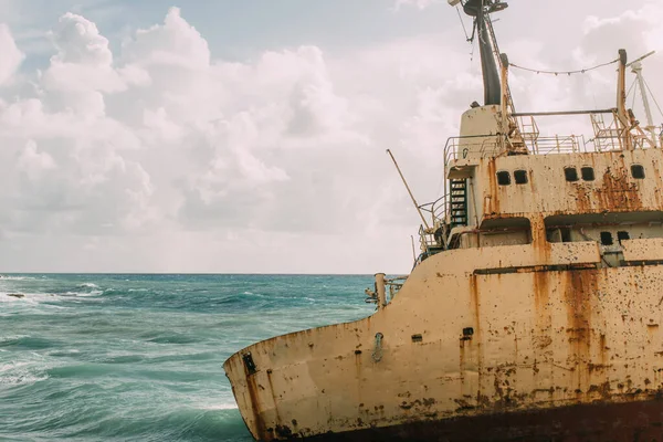 Navio velho e enferrujado no mar Mediterrâneo azul — Fotografia de Stock