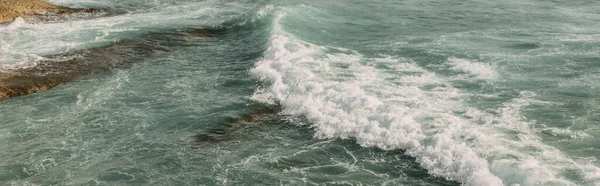 Colpo panoramico di schiuma bianca in acqua azzurra del Mar Mediterraneo — Foto stock