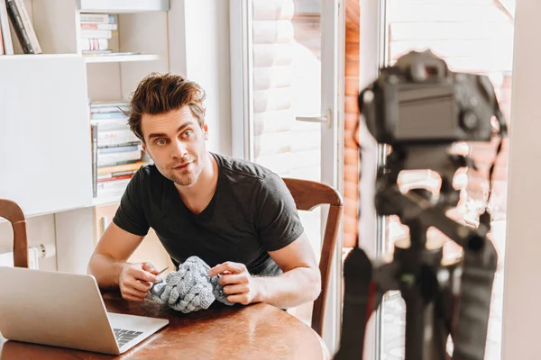 Selektive Fokussierung junger Vlogger beim Betrachten der Digitalkamera — Stockfoto