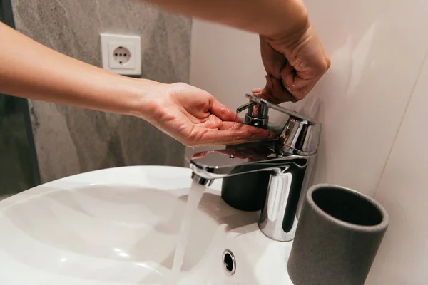 Abgeschnittene Ansicht einer Frau, die sich während der Quarantäne im Badezimmer die Hände mit Seife wäscht — Stockfoto