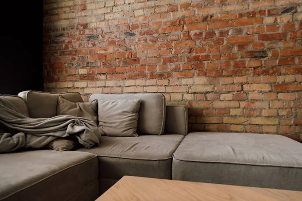 Interno del soggiorno divano e tavolo grigio — Foto stock