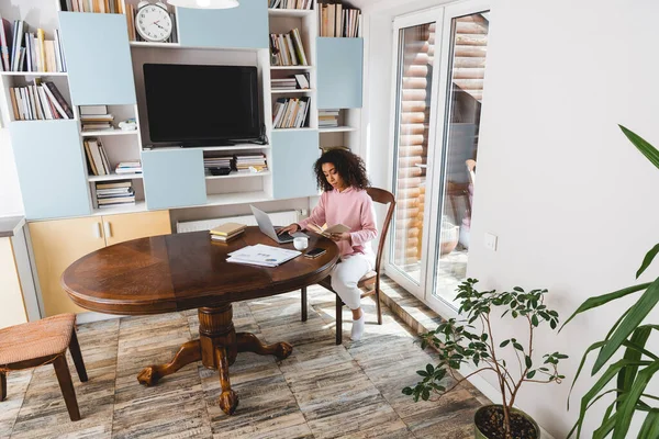 Schöne afrikanisch-amerikanische Freiberuflerin, die von zu Hause aus arbeitet — Stockfoto