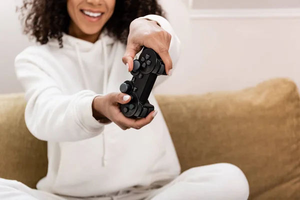 KYIV, UCRAINA - 15 APRILE 2020: vista ritagliata di felice ragazza afroamericana che gioca ai videogiochi a casa — Foto stock