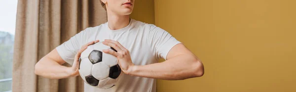 Immagine orizzontale dell'uomo che tiene il calcio in casa, concetto di fine quarantena — Foto stock