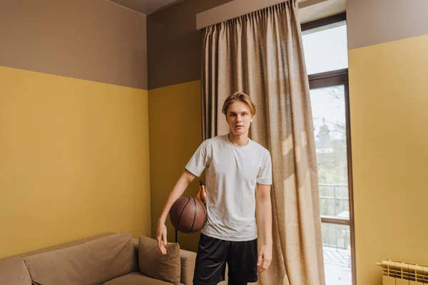 Bel homme debout avec basket et regardant la caméra, fin du concept de quarantaine — Photo de stock