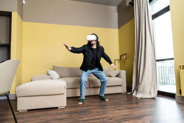 Homem jogando vídeo game em realidade virtual headset em casa — Fotografia de Stock