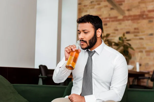 Arbeitsloser afrikanisch-amerikanischer Mann trinkt zu Hause Bier — Stockfoto