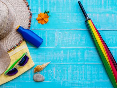 Yaz konsepti. Yaz aksesuarları ve deniz kabukları ahşap arka