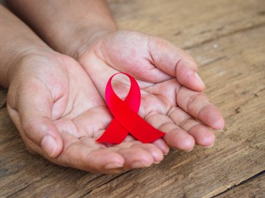 Sağlık ve tıp kavramı - kadın holding kırmızı AIDS eller 