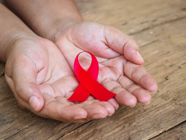 Concetto di assistenza sanitaria e medicina - mani femminili con AIDS rosso — Foto Stock