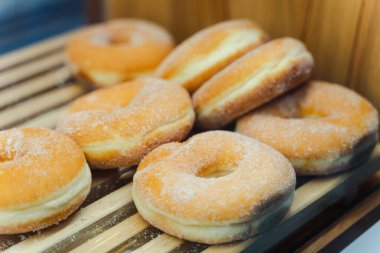 Süpermarketin ahşap tezgahında duran şekerli çörekler.