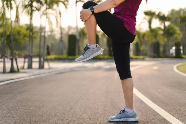 Joven Corredora Estirando Las Piernas Antes Correr Parque — Foto de Stock