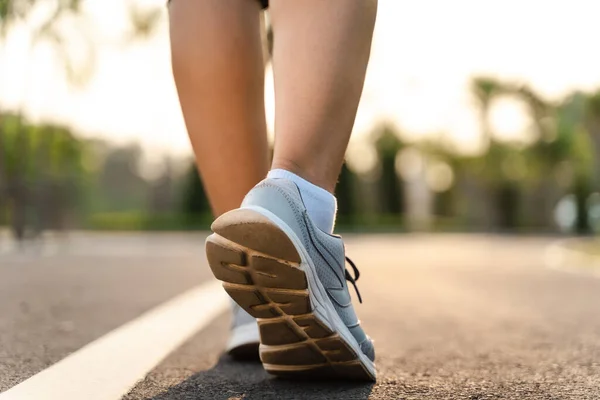 Primer Plano Los Zapatos Corredora Parque Concepto Salud Estado Físico — Foto de Stock