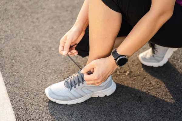 Primer Plano Joven Corredora Atándose Los Cordones Concepto Salud Estado — Foto de Stock