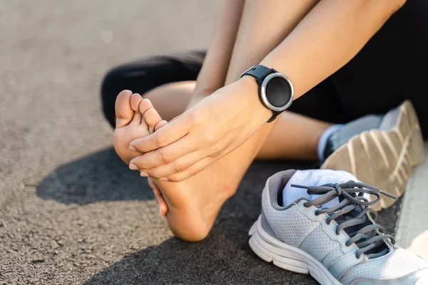 Correr Lesión Pierna Accidente Deporte Mujer Corredor Herido Sosteniendo Doloroso — Foto de Stock