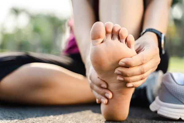 Běžící Zranění Nohy Nehoda Sportovní Žena Běžec Bolí Držet Bolestivý — Stock fotografie