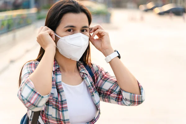Азійка Одягнена Маску N95 Захищає Забруднення Pm2 Вірус Covid Coronavirus — стокове фото