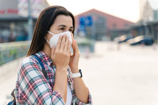 Aziatische Vrouw Draagt Masker N95 Vervuiling Pm2 Virus Beschermen Covid — Stockfoto