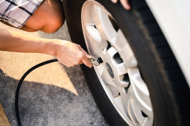 Benzin istasyonunda lastik şişiren Asyalı adama yaklaş..