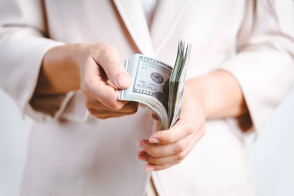 Primer Plano Mujer Negocios Manos Contando Dinero Billetes Dólar Sobre — Foto de Stock