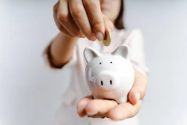 Primer Plano Mano Mujer Negocios Poniendo Moneda Alcancía Para Ahorrar — Foto de Stock