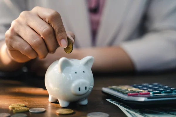 Een Close Van Zakenvrouw Die Geld Spaarpot Steekt Geld Besparen — Stockfoto