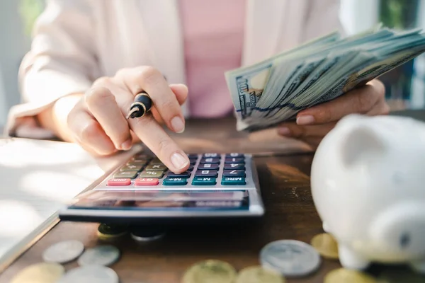 Primer Plano Mujer Negocios Con Calculadora Contando Dinero Ahorro Dinero — Foto de Stock