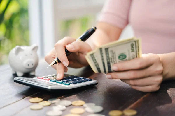 Primer Plano Mujer Negocios Con Calculadora Contando Dinero Ahorro Dinero — Foto de Stock