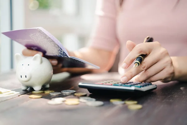 Las Manos Mujer Negocios Que Sostiene Libro Contraseñas Cuenta Ahorro — Foto de Stock