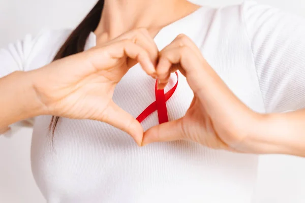 Primer Plano Mano Mujer Forma Corazón Con Cinta Roja Insignia — Foto de Stock