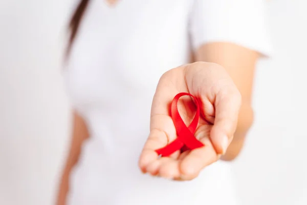Zbliżenie Kobieta Ręka Gospodarstwa Czerwoną Wstążką Hiv Świat Aids Dzień — Zdjęcie stockowe
