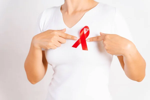 Zbliżenie Czerwonej Odznaki Kobiecej Klatce Piersiowej Wesprzeć Dzień Aids Koncepcja — Zdjęcie stockowe