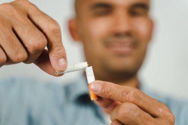 Erkek eli ezen sigara, sigarayı bırakan kavram, sigara içmeyen dünya günü..