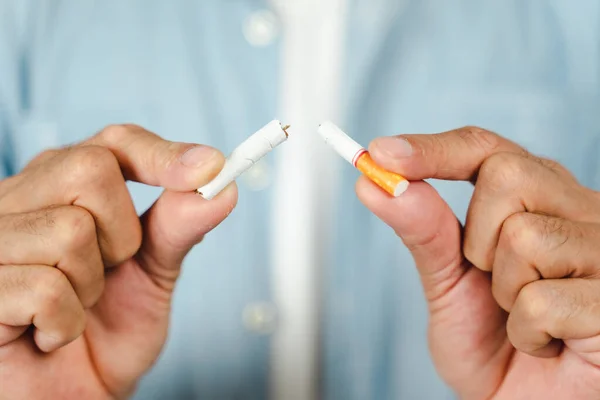Man Hand Verpletterende Sigaret Concept Stoppen Met Roken Wereld Geen — Stockfoto