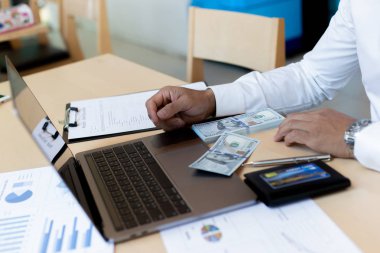 Para sayarken, iş adamları nakit ve kredi kartı arasındaki farkı analiz ettiler. Bu da günümüzde kullanışlı ve tutarlı..