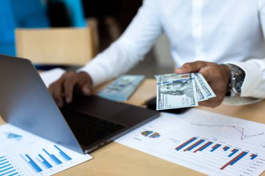 Para sayarken, iş adamları nakit ve kredi kartı arasındaki farkı analiz ettiler. Bu da günümüzde kullanışlı ve tutarlı..