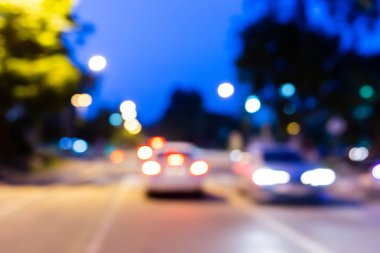 Bulanık görüntüler, bulanık görüntüler, zıt yönlerde giden yollardaki arabalar ve güzel Bokeh 'e yansıyan ışık..