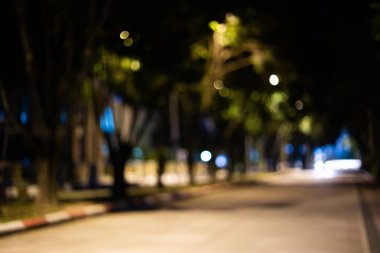 Şehir parkı bulanık, gece soyut ve bokeh ışığıyla