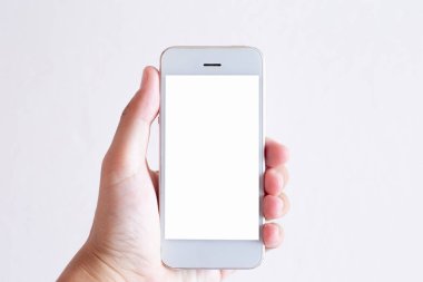 Alışveriş merkezinin ortasındaki boş beyaz ekranda cep telefonu kullanan genç bir kadının yakın plan fotoğrafı.