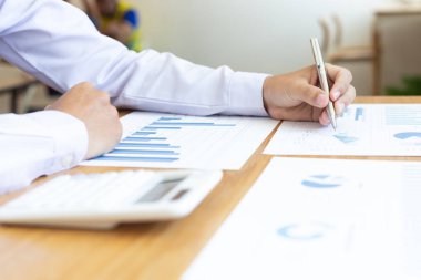 Grafikleri analiz eden Chai, grafiği göstermek için yılın ikinci çeyreğindeki iş özetini analiz etmek için bir kalem kullandı..