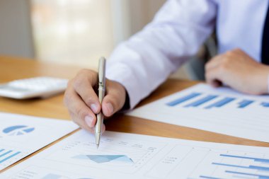 Grafikleri analiz eden Chai, grafiği göstermek için yılın ikinci çeyreğindeki iş özetini analiz etmek için bir kalem kullandı..